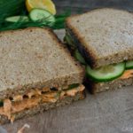 Sandwich mit Lachscreme und Gurke