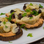 Überbackenes Brot mit Artischocke und Oliven