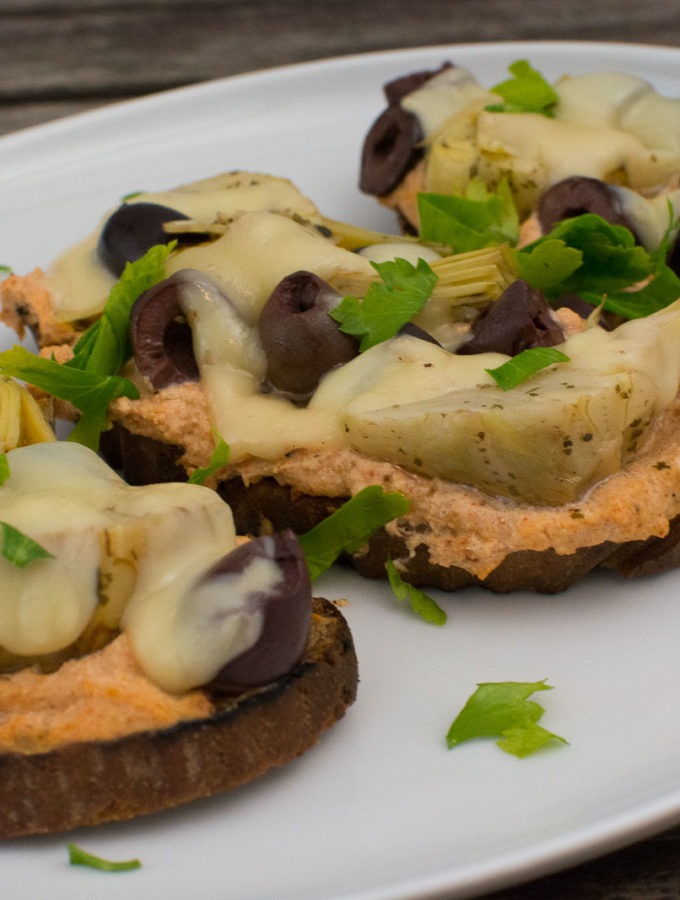 Überbackenes Brot mit Artischocke und Oliven