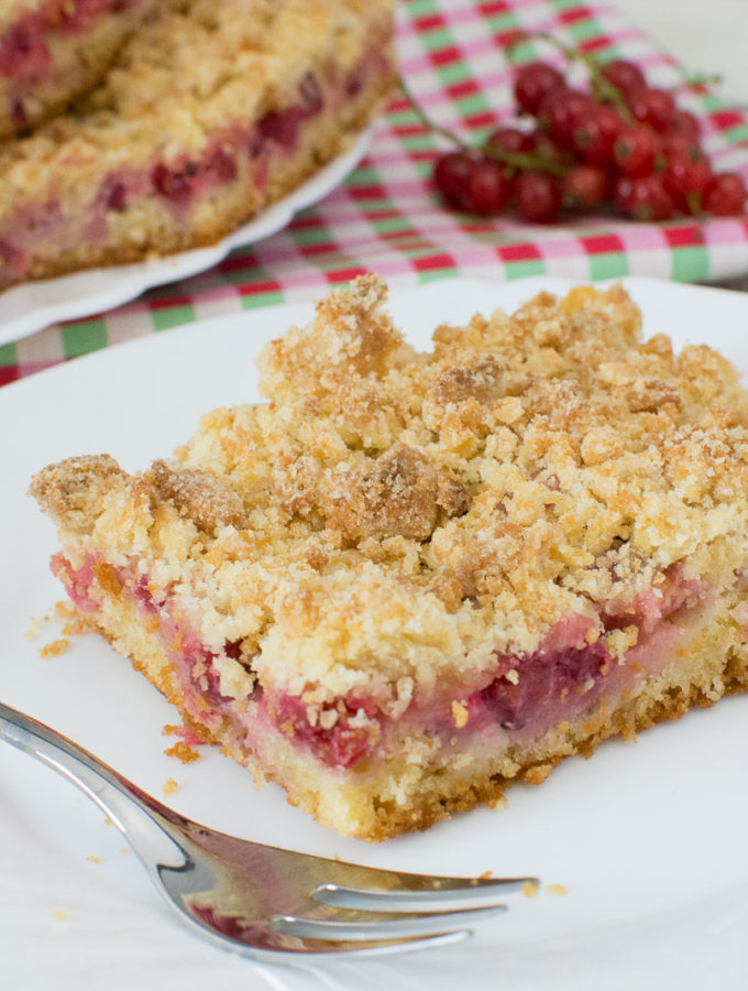 Johannisbeerkuchen vom Blech mit Marzipanstreuseln