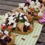 Brot mit Rote Bete-Avocado Salat, Hähnchen und Feta