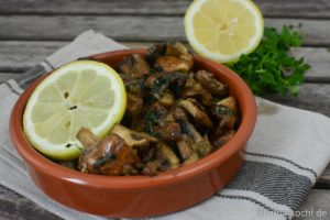 Tapas - marinierte Champignons mit Zitrone und Oregano