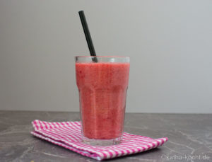 Ananas-Himbeer Smoothie mit Banane Ananas-Himbeer Smoothie mit Banane