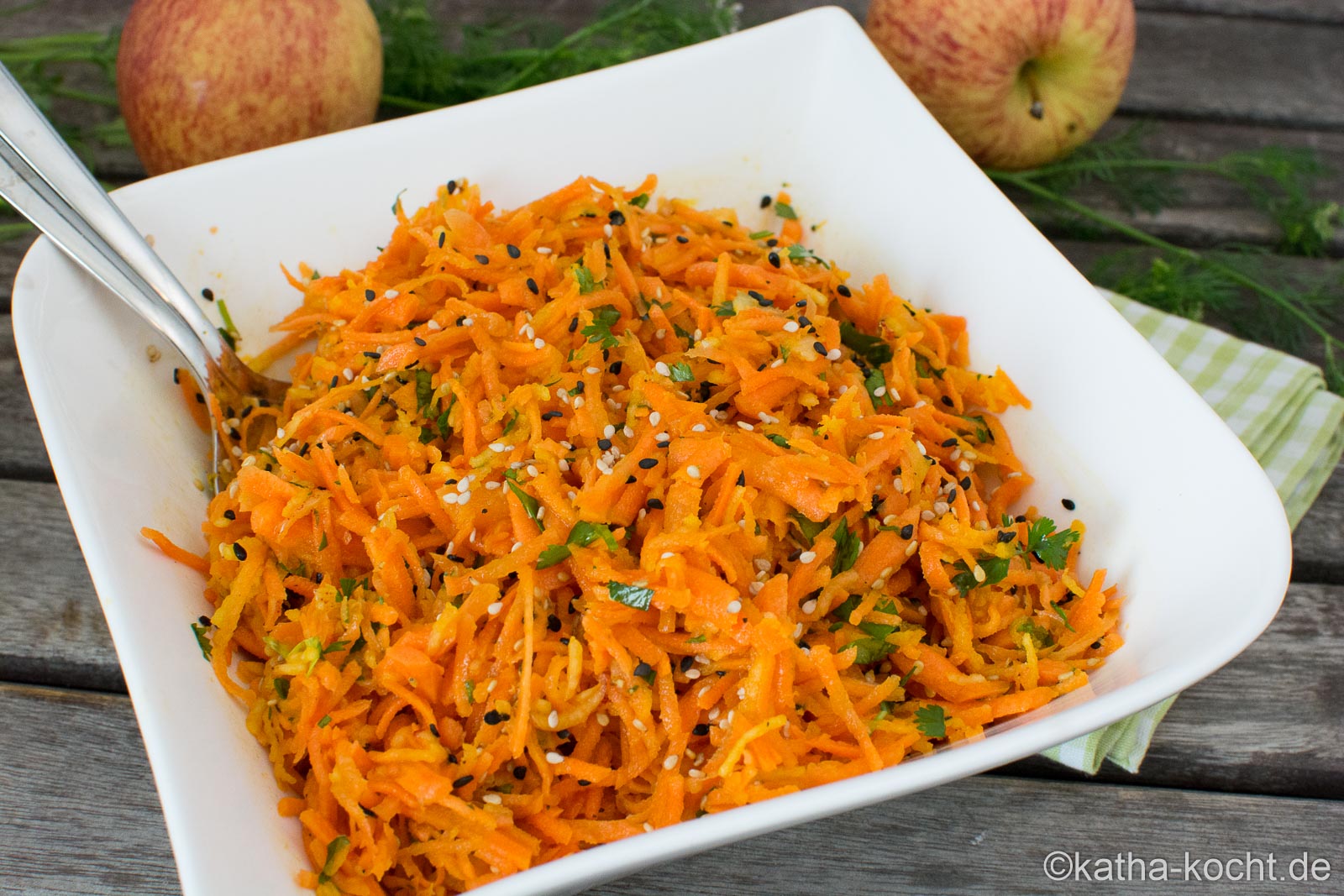 Rohkostsalat – Sesam-Karotten Salat mit Apfel und Koriander - Katha-kocht!
