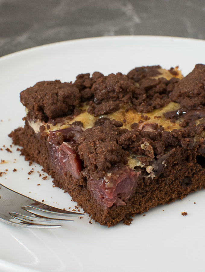 schokoladenkuchen mit kirschen und streuseln