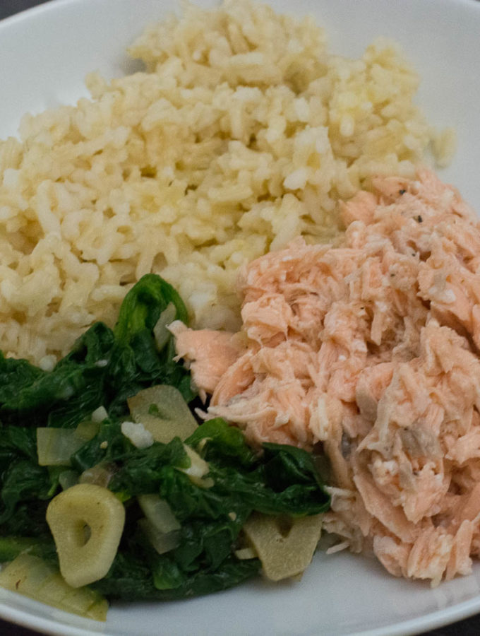 Pulled Lachs mit Meerrettich und Spinat