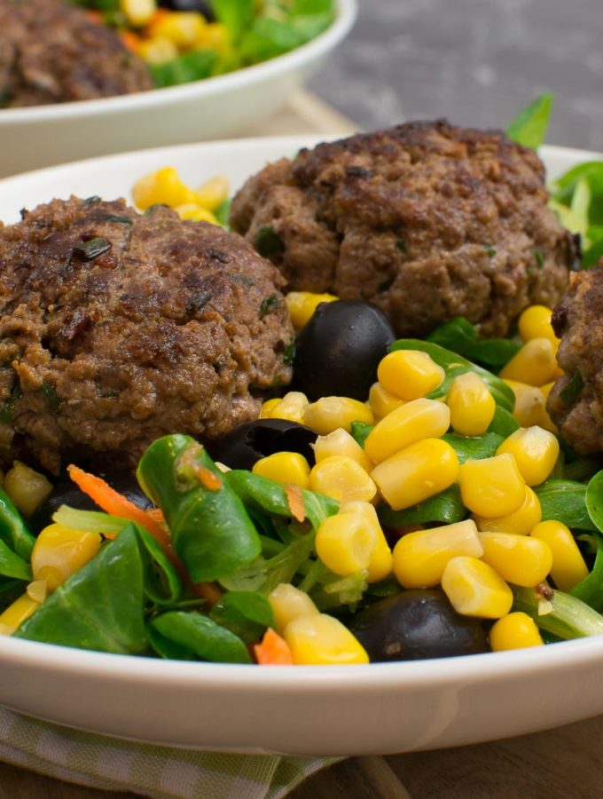 Bunter Salat mit Bouletten