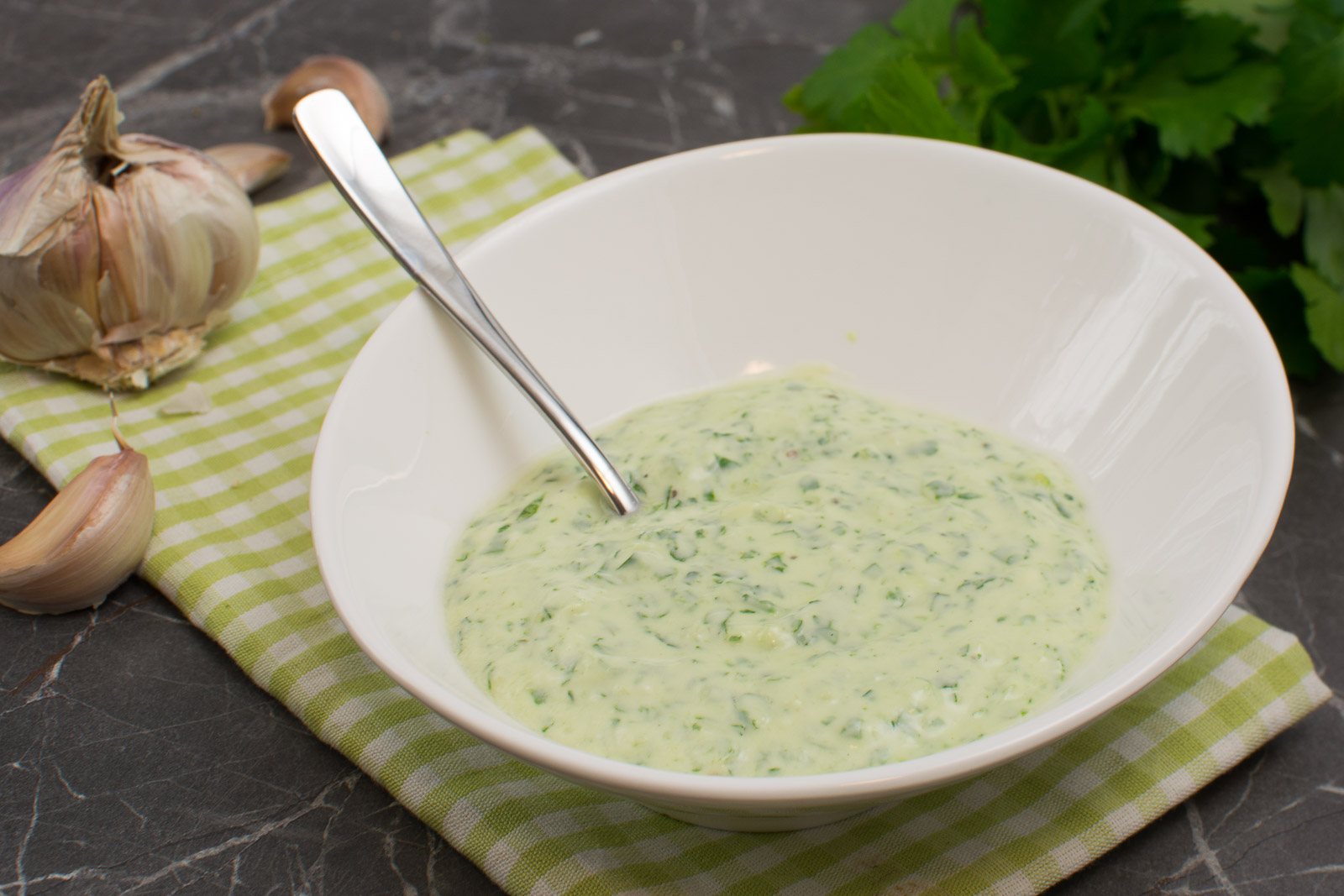 Grüner Joghurt Dip mit Knoblauch - Katha-kocht!