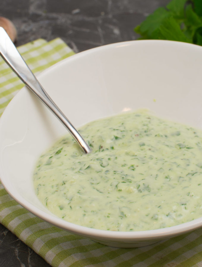 Grüner Joghurt Dip mit Knoblauch