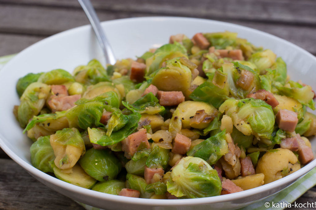 Rosenkohlpfanne mit Speck und Maronen