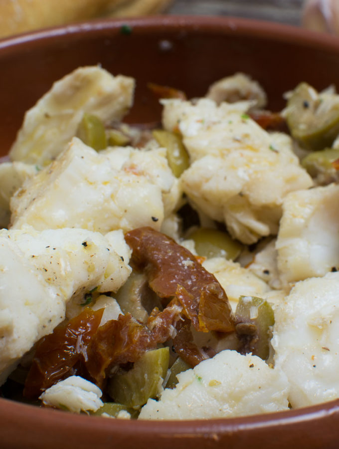 Tapas - Kabeljau mit Oliven und getrockneten Tomaten