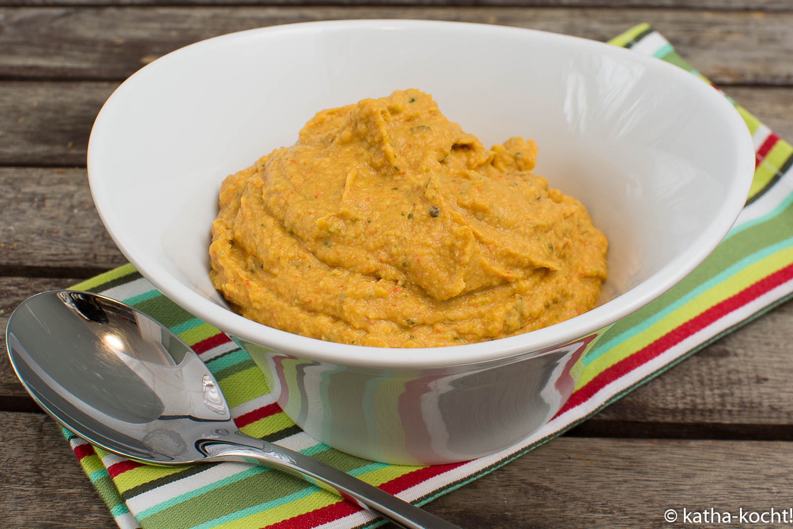 Hummus mit Aubergine und gegrillter Paprika - Katha-kocht!