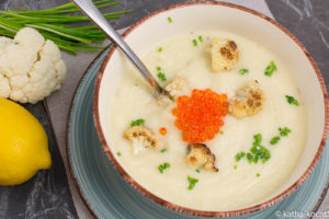 Klassische Blumenkohlsuppe mit Kaviar