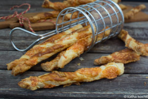 Knusprige Blätterteigstangen mit Käse Knusprige Blätterteigstangen mit Käse - Fingerfood