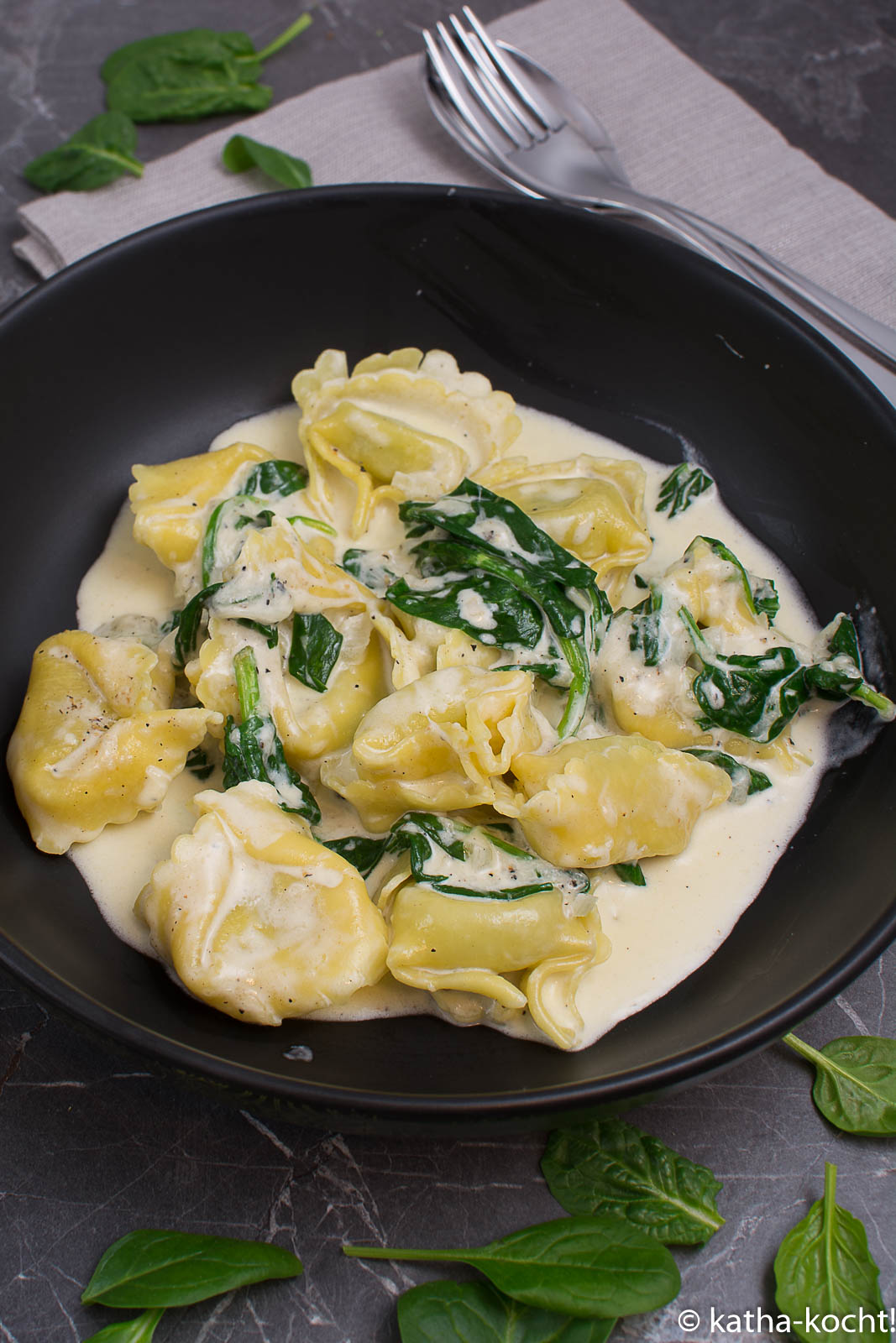 Schnelle Tortellini mit Spinat-Sahne Sauce - Katha-kocht!