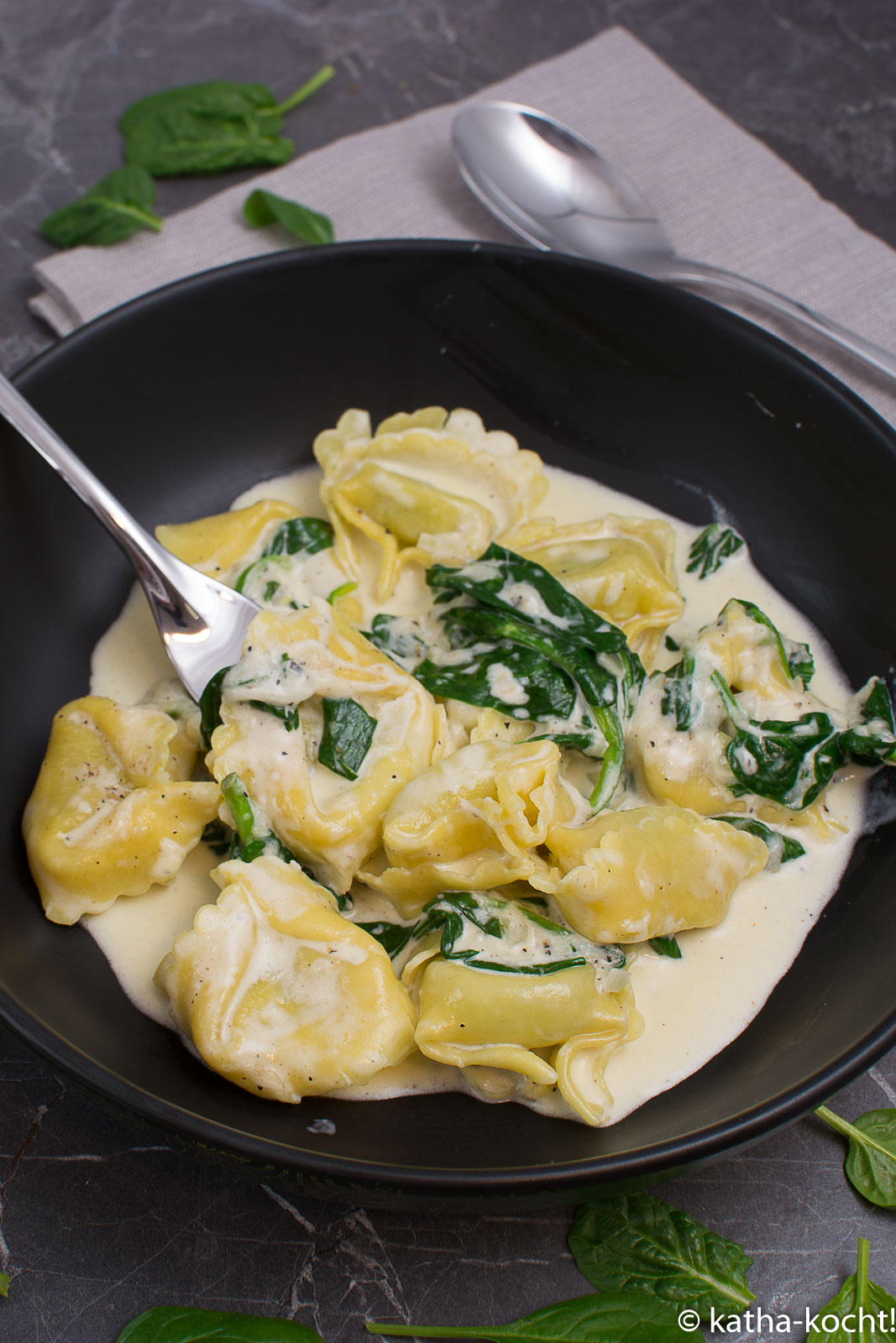 Schnelle Tortellini mit Spinat-Sahne Sauce - Katha-kocht!