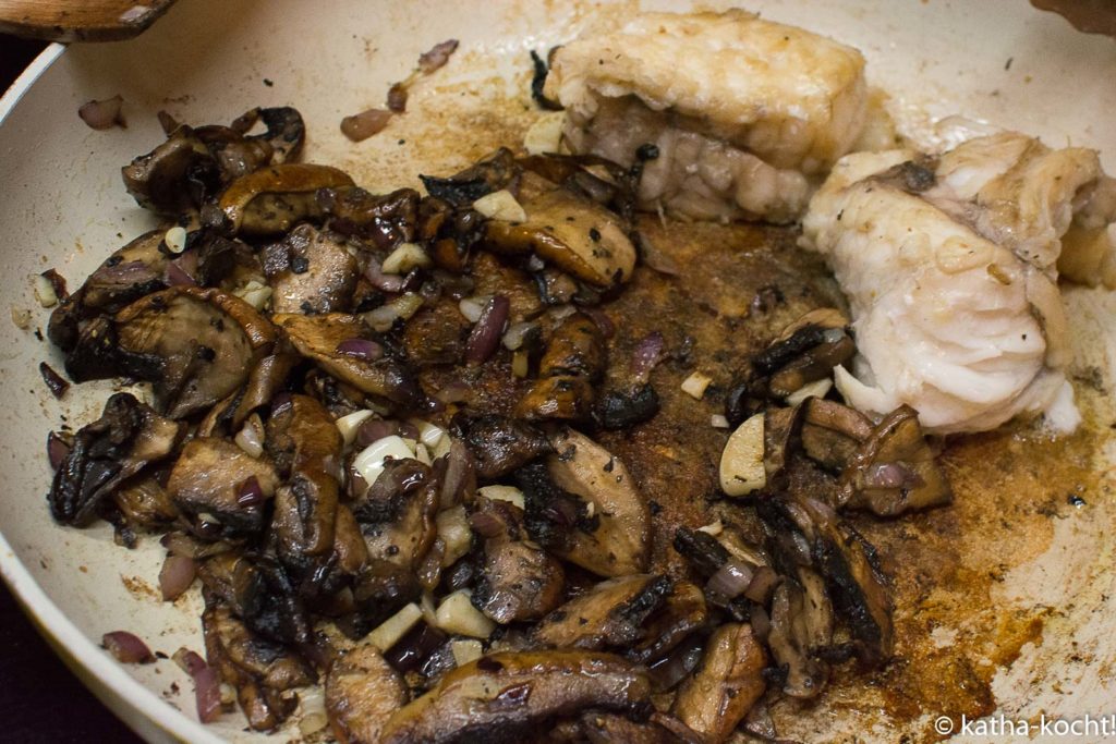 Seeteufel mit Thai-Spargel und Pilzen auf Kartoffelpüree - Katha-kocht! Seeteufel mit Thai-Spargel und Pilzen auf Kartoffelpüree - Katha-kocht!