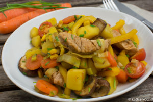 Bunte Lauch-Kartoffelpfanne mit Schnitzelstreifen