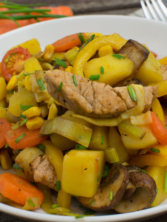 Bunte Lauch-Kartoffelpfanne mit Schnitzelstreifen