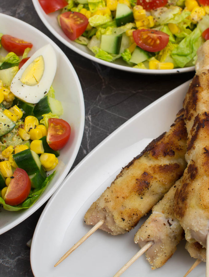 Knackiger bunter Salat mit Nugget-Spießen