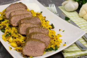 Gebratenes Lamm auf Blumenkohlreis