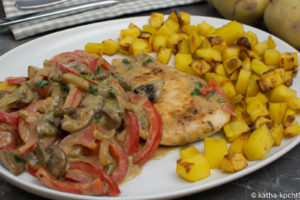 Putenschnitzel mit cremiger Paprikasauce und Kartoffeln