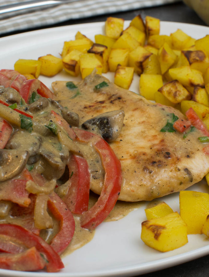 Putenschnitzel mit cremiger Paprikasauce und Kartoffeln