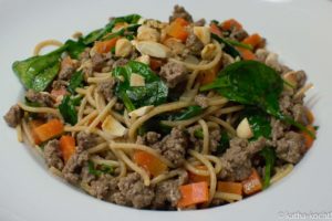 Spaghetti mit Tartar und buntem Gemüse