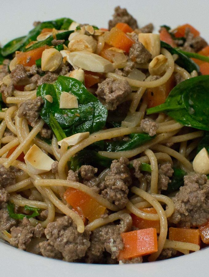 Spaghetti mit Tartar und buntem Gemüse