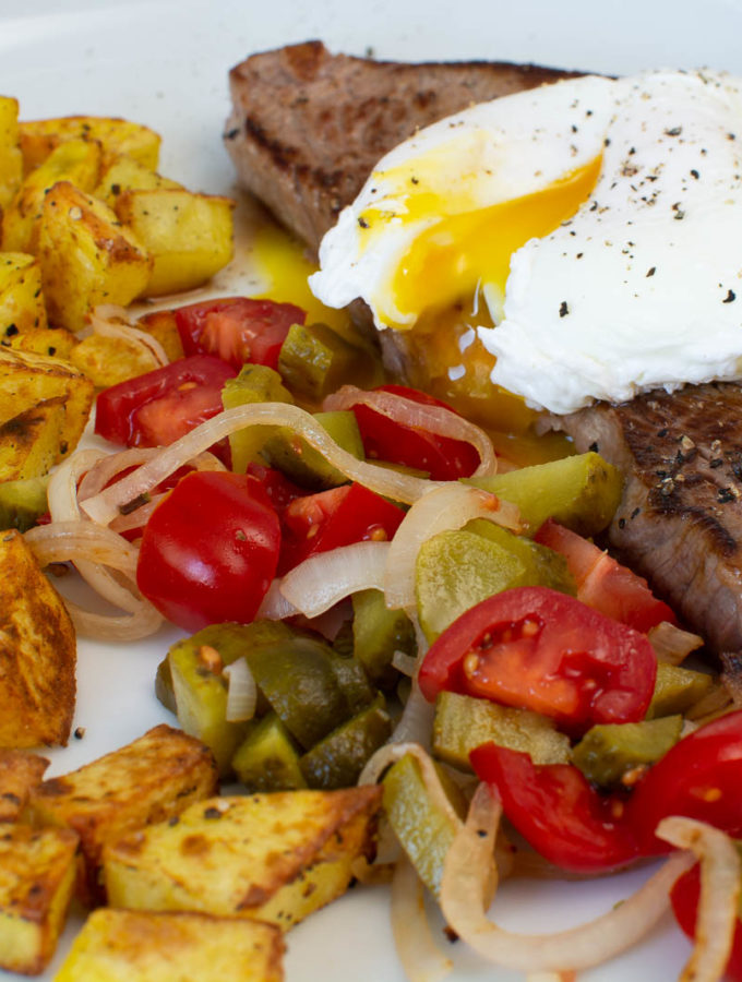 Bauernfrühstück mit Kalbssteak und pochiertem Ei