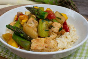 Bunte Puten-Spargelpfanne mit Orangenreis