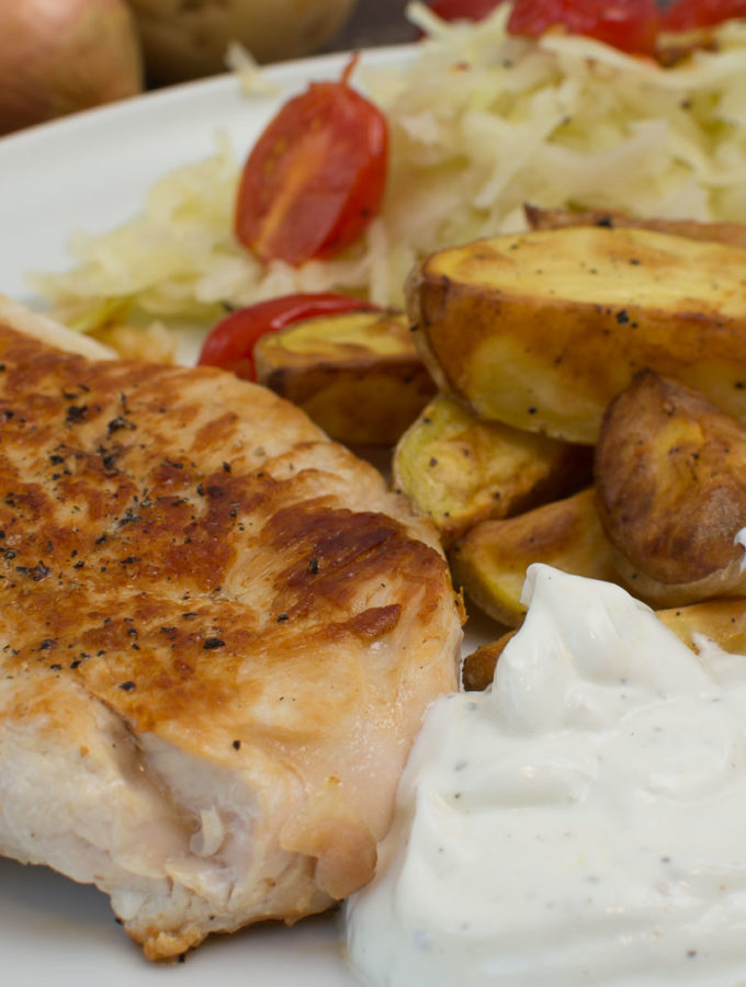 Putenschnitzel mit Krautsalat und Kartoffeln