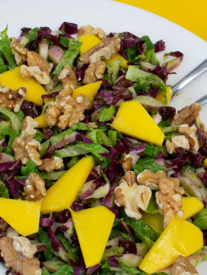 Radicchio-Mango Salat mit Walnüssen