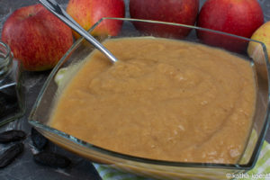 Apfel-Rhabarbermus mit Tonkabohne aus dem Backofen