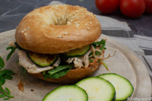 Hähnchen-Bagel mit gegrillter Zucchini und Tomatencreme