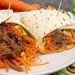 Pulled Beef Wrap mit knackigem Salat und Senfdressing