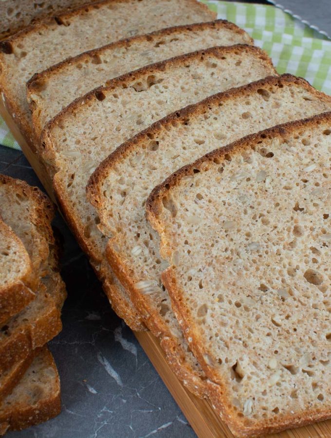 Schnelles Sonnenblumenkernbrot mit Skyr und Dinkelmehl