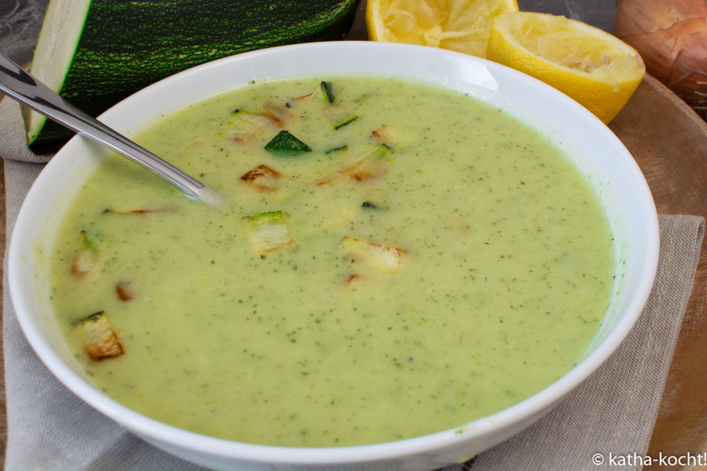 Leichte Zucchinicremesuppe