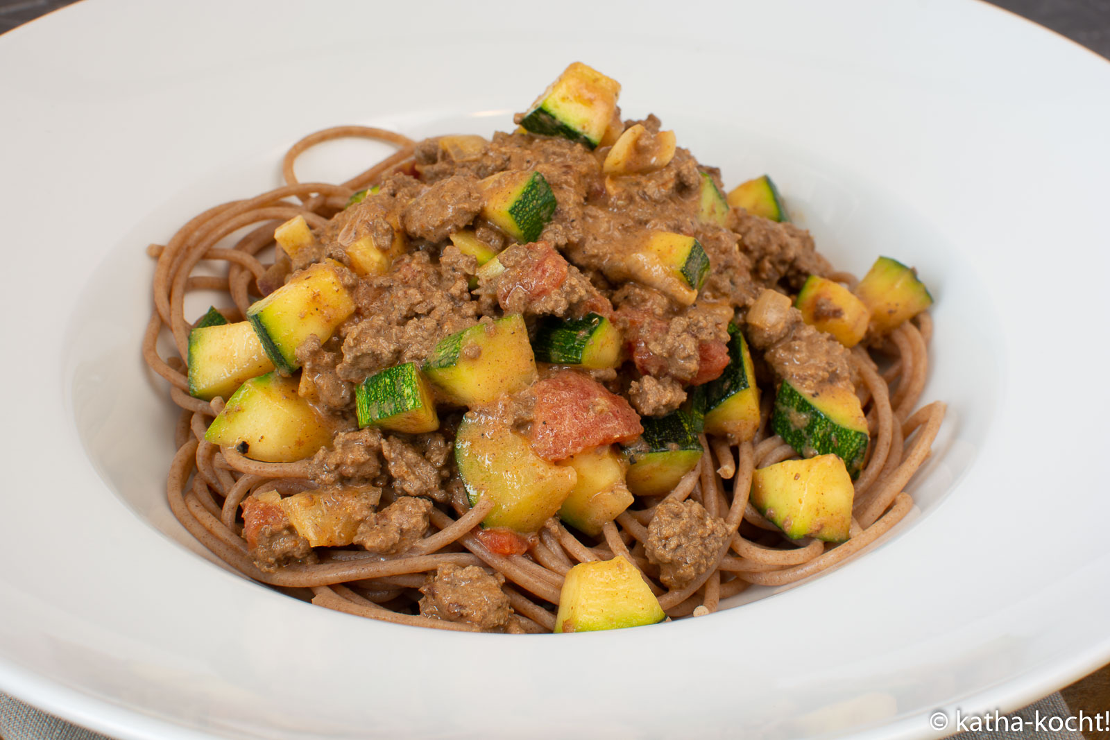 Spaghetti mit Hackfleisch-Zucchinisauce - Katha-kocht!