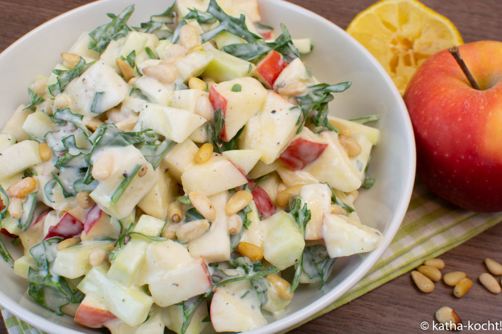 Apfel-Kohlrabisalat mit Rucola und Pinienkernen 