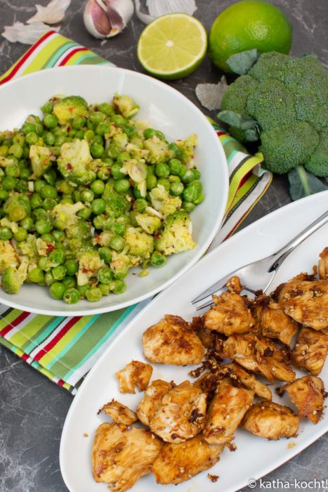 Brokkoli-Erbsensalat mit Honig-Sesam Hähnchen