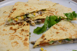 Lachs-Tortillas mit Pilzen und Erdnusssauce