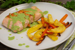 Lachs mit Basilikumsauce und Kartoffel-Karotten-Pommes