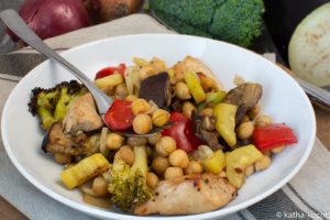 Ofengemüse mit Hähnchen und Kichererbsen