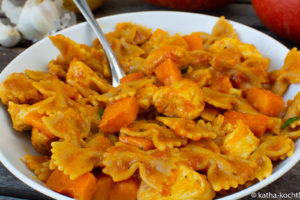 One Pan Pasta mit Hähnchen und Kürbis