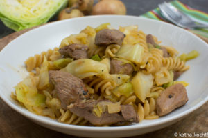 Puten-Spitzkohlpfanne mit Nudeln