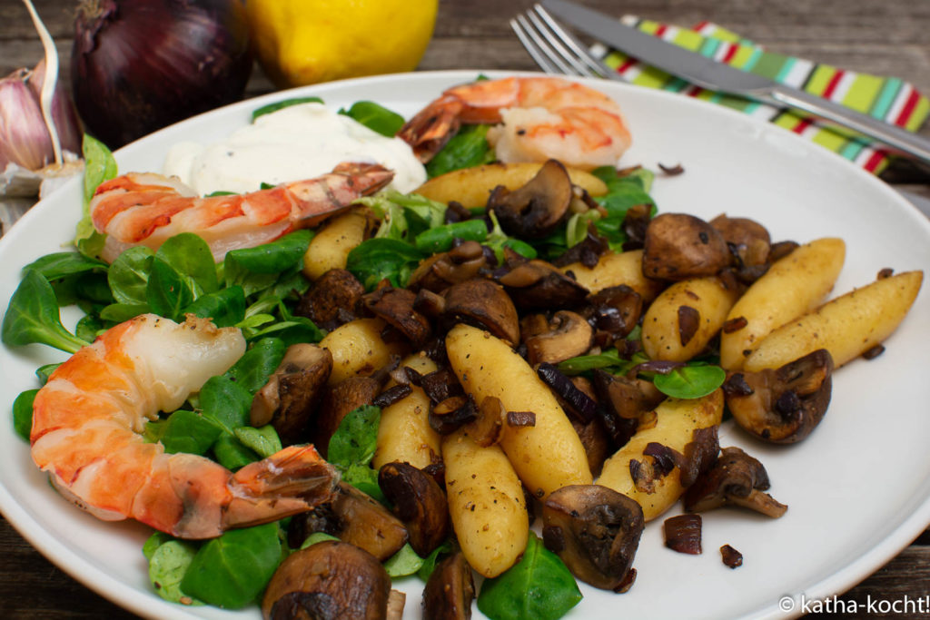 Salat mit Schupfnudeln Garnelen