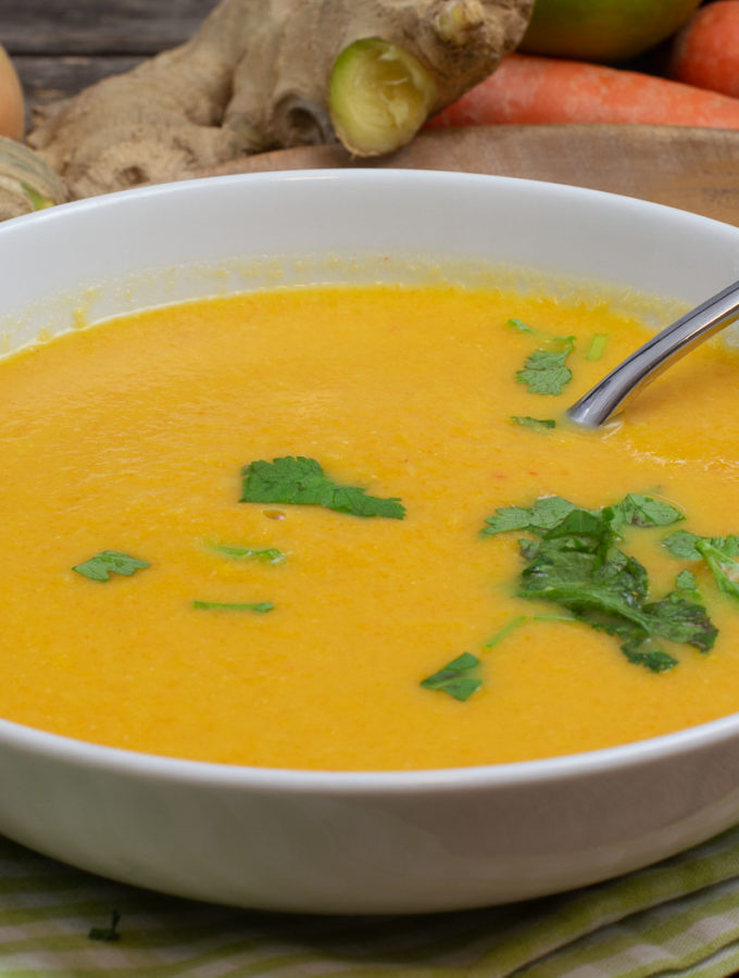 Karotten-Erdnussbuttersuppe mit Chinakohl