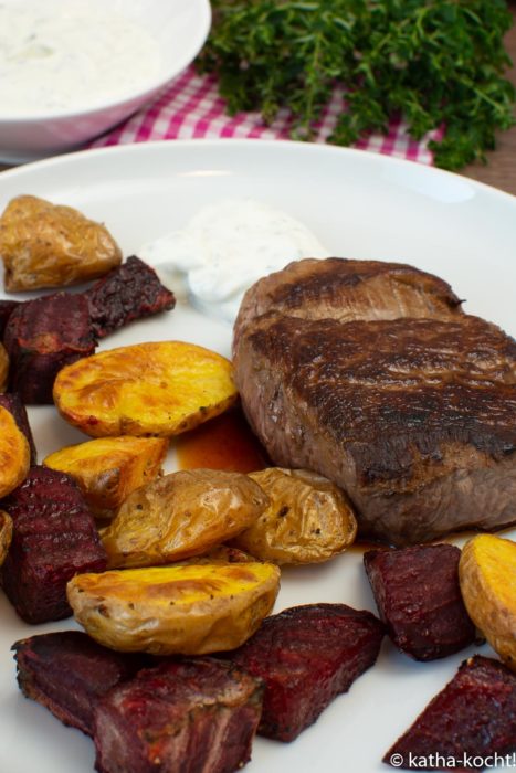 Rinderfilet mit roter Bete und Kartoffelspalten 