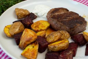 Rinderfilet mit roter Bete und Kartoffelspalten